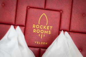شهادة أو جائزة أو لوحة أو أي وثيقة أخرى معروضة في Rocket Rooms Velden
