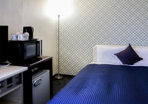 Postel nebo postele na pokoji v ubytování Hotel Livemax BUDGET Kanazawa-Idaimae