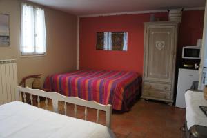 1 dormitorio con 1 cama con una manta colorida en Chambre Coeur de Ville en Limoux