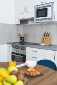 Kuchyň nebo kuchyňský kout v ubytování Home2Book Design Cool Center Apt Las Palmas