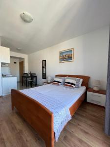 een slaapkamer met een groot bed in een kamer bij Apartmani Bakovic in Hvar