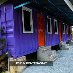 een rij paarse en rode deuren op een huis bij PS Din Kontenastay in Kota Bharu