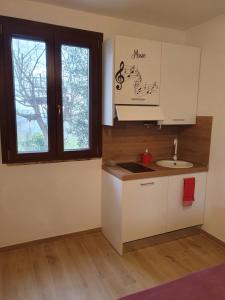 a kitchen with a sink and a window at La Casa di Bach in Perugia