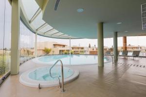 Бассейн в White Shell Beach Villas или поблизости