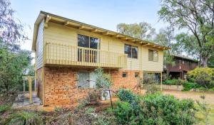 een bakstenen huis met een balkon erop bij Nature Lovers Dream in Dawesville in Dawesville