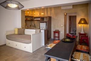 1 dormitorio con 1 cama y cocina con encimera en Chic & Modern Apartments with swim access, en Halki