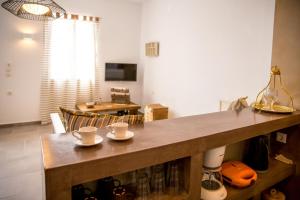 uma cozinha com um balcão e uma mesa com copos em Chic & Modern Apartments with swim access em Halki
