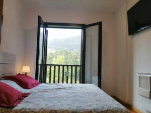 a bedroom with a bed and a large window at Apartamento con jardín y luminoso Besiberri 6 in Pla de l'Ermita