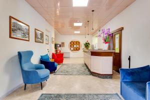 uma sala de espera com cadeiras azuis e um balcão em Hotel Belturismo em Bellaria-Igea Marina