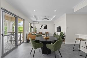 een woonkamer met een tafel en stoelen bij Luxury on Lewes in Perth