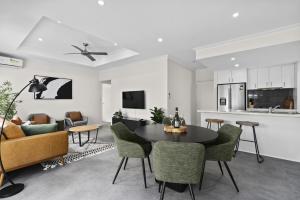 een keuken en een woonkamer met een tafel en stoelen bij Luxury on Lewes in Perth