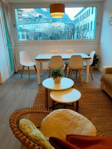 een woonkamer met een tafel en stoelen bij Valtellina Vacanze in Sondrio