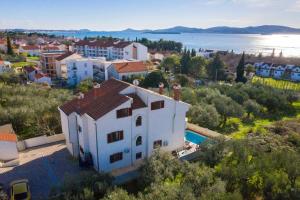 una vista aérea de una casa blanca con piscina en Villa Slavica en Sveti Filip i Jakov