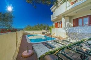 una casa con piscina su un ponte di Villa Slavica ZadarVillas a Sveti Filip i Jakov (Santi Filippo e Giacomo)