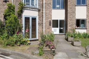 A garden outside Cosy Modern Oxford Apartment