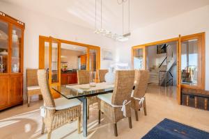 Posezení v ubytování Villa Bendinat 10 - by Priority Villas + 30 fotografií