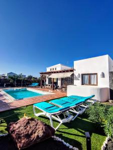 Villa con piscina y casa en Villa Marina1, en Playa Blanca