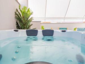 een conferentieruimte met een hot tub en stoelen bij Casa Moises By Solymar Holiday in Torre del Mar