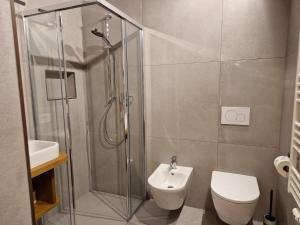 聖坎迪多的住宿－克勞格賽爾公寓，带淋浴、卫生间和盥洗盆的浴室