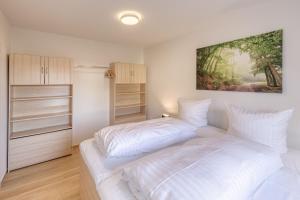 1 dormitorio con 2 camas y un cuadro en la pared en Landlüttje mit Terrasse, en Alt Schwerin