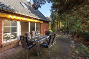 eine Terrasse mit einem Tisch und Stühlen vor einem Haus in der Unterkunft Landhus in Alt Schwerin