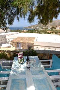 PosidhoníaにあるGood Life Greece Eco Villasのガラステーブル(ボトル1本、グラス付)