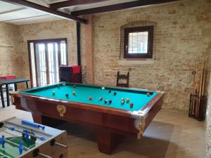 una sala de billar con una mesa de billar en una habitación en La Casa di Bach en Perugia