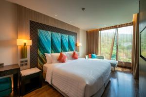 芭东海滩SKYVIEW Resort Phuket Patong Beach的一间带大床和大窗户的卧室