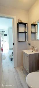 een badkamer met een wastafel en een spiegel bij RED in Puerto del Carmen