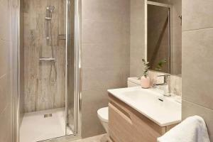 ein Badezimmer mit Dusche, Waschbecken und Toilette in der Unterkunft Apartamento Aizkorri by SanSe Holidays in Añorga-Lugariz + 19 Fotos