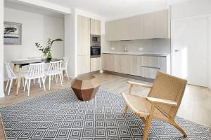 eine Küche und ein Esszimmer mit Tisch und Stühlen in der Unterkunft Apartamento Aizkorri by SanSe Holidays in Añorga-Lugariz