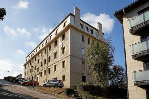 ein großes Gebäude mit einem Schild darüber in der Unterkunft Apartamento Aizkorri by SanSe Holidays in Añorga-Lugariz