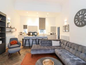 uma sala de estar com um sofá e uma cozinha em Rowley House at Stone Cross Mansion em Ulverston