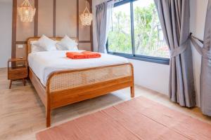 邦濤海灘的住宿－V2 Modern house 3 Beds 3 Baths Bangtao Beach near Boat Avenue，一间卧室配有一张带白色床单的床和一扇窗户。
