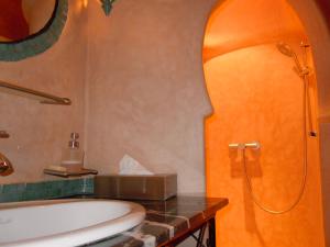 Kasbah Hotel Ait Omar的一间浴室