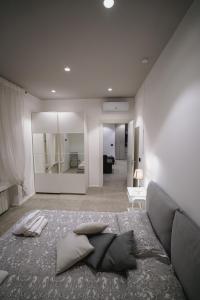 een woonkamer met een bank met kussens erop bij De Luca 6 Apartments in Salerno