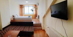 En eller flere senge i et værelse på Hotel Bobchev