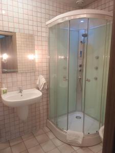 a bathroom with a shower and a sink at Hotel Zakątek Leśny in Cierpice +39 photos