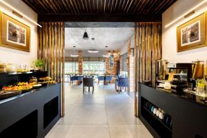 eine Hotellobby mit Frühstücksbar und Speisesaal in der Unterkunft Villa Dune in Sarbinowo