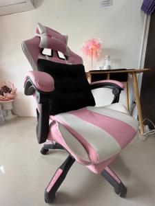uma cadeira rosa e branca sentada em frente a uma secretária em GCASH - Taal cozy private homestay with PRIVATE attached bathroom in General Trias - Pink Room em General Trias