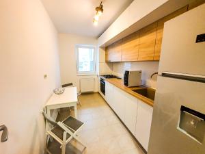 Kitchen o kitchenette sa Luxurious Retreat 1BR Apartment with Netflix, Private Parking and self check in