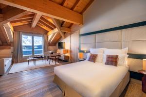 a bedroom with a large bed in a room at Les Suites de la Potinière in Courchevel