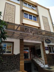 Un edificio con un tendone sulla parte anteriore di MY HOME @BALI HOTEL BY CONARY a Kuta