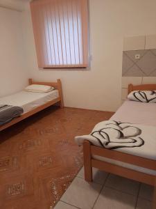 1 dormitorio con 2 camas y suelo de madera en Villa Goleš Travnik, en Travnik
