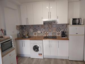 A kitchen or kitchenette at MONTE NARANCO-LOS VEGA PARKING e INTERNET GRATIS