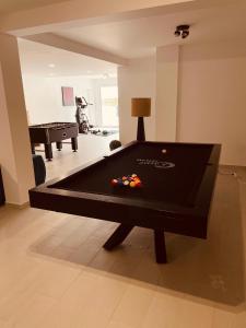 mesa de ping pong en la sala de estar con mesa de billar en Villa Carpe Diem, en Lourinhã