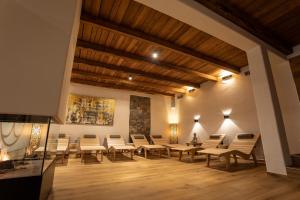 een conferentieruimte met stoelen en een open haard bij Guest House Valentincic in Nova Gorica