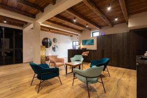 een wachtkamer met stoelen en een tafel bij Guest House Valentincic in Nova Gorica
