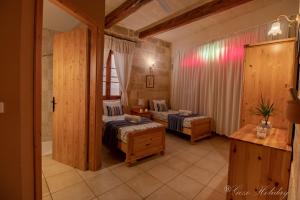 um quarto com duas camas num quarto em Ta' Salvu Holiday Home em Xaghra