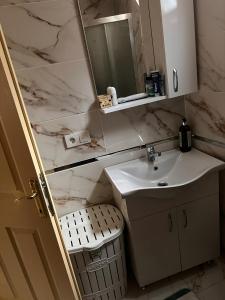 a bathroom with a sink and a mirror at kadıköy modada denize yakın oda in Istanbul